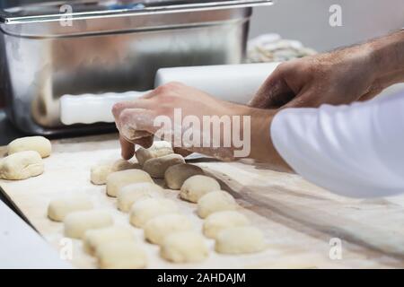 Lo chef prepara la pasta per un pasto in un ristorante o albergo in close-up Foto Stock