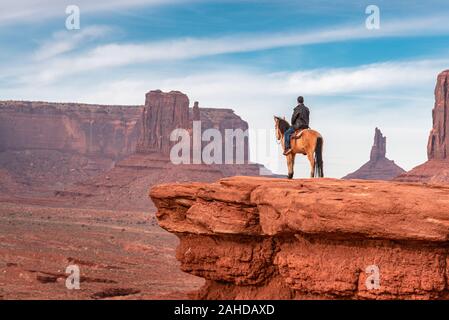 Anonimo uomo su hourse apprezzare la grandezza della Monument Valley Foto Stock