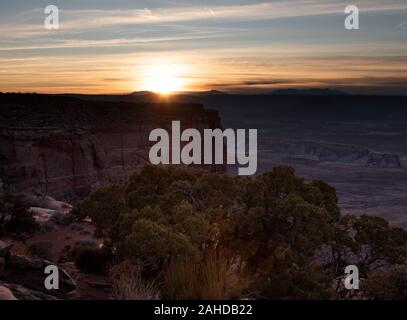 Tramonto su Orange scogliere presso il Parco Nazionale di Canyonlands Foto Stock