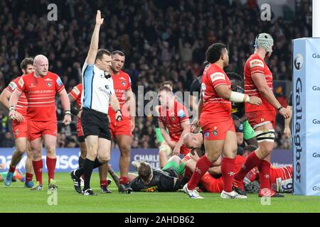 Twickenham, Regno Unito. 28 dicembre, 2019. CHRIS ROBSHAW di arlecchini punteggi a cercare di fare il punteggio 25-13 durante la Premiership Gallagher partita di rugby tra arlecchini e Leicester Tigers a Stadio di Twickenham e Stadio di Twickenham, Regno Unito il 28 dicembre 2019. Foto di Ken scintille. Solo uso editoriale, è richiesta una licenza per uso commerciale. Nessun uso in scommesse, giochi o un singolo giocatore/club/league pubblicazioni. Credit: UK Sports Pics Ltd/Alamy Live News Foto Stock