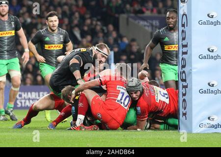 Twickenham, Regno Unito. 28 dicembre, 2019. CHRIS ROBSHAW di arlecchini punteggi a cercare di fare il punteggio 25-13 durante la Premiership Gallagher partita di rugby tra arlecchini e Leicester Tigers a Stadio di Twickenham e Stadio di Twickenham, Regno Unito il 28 dicembre 2019. Foto di Ken scintille. Solo uso editoriale, è richiesta una licenza per uso commerciale. Nessun uso in scommesse, giochi o un singolo giocatore/club/league pubblicazioni. Credit: UK Sports Pics Ltd/Alamy Live News Foto Stock