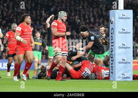 Twickenham, Regno Unito. 28 dicembre, 2019. CHRIS ROBSHAW di arlecchini punteggi a cercare di fare il punteggio 25-13 durante la Premiership Gallagher partita di rugby tra arlecchini e Leicester Tigers a Stadio di Twickenham e Stadio di Twickenham, Regno Unito il 28 dicembre 2019. Foto di Ken scintille. Solo uso editoriale, è richiesta una licenza per uso commerciale. Nessun uso in scommesse, giochi o un singolo giocatore/club/league pubblicazioni. Credit: UK Sports Pics Ltd/Alamy Live News Foto Stock