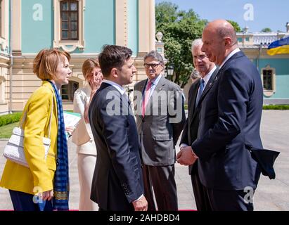 Il presidente ucraino Volodymyr Zelensky, centro, scuote le mani con U.S. Amb. per l'Unione europea Gordon Sondland, destra statunitense come Il Segretario dell'energia Rick Perry, guarda, dopo la sua inaugurazione al di fuori del palazzo presidenziale il 20 maggio 2019 a Kiev in Ucraina. Foto Stock