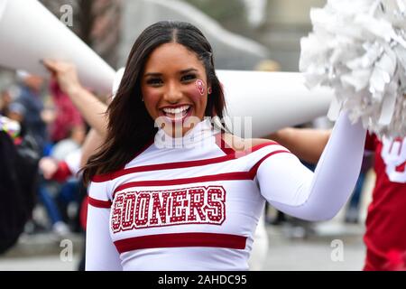 Atlanta, Stati Uniti. 28 dicembre, 2019. Oklahoma Sooners cheerleaders partecipare al Pulcino-fil-una pesca Bocce parata del giorno prima di affrontare la LSU Tigers in Atlanta, Dicembre 28, 2019. Foto di David Tulis/UPI Credito: UPI/Alamy Live News Foto Stock