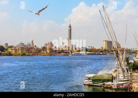 Yachts vicino al molo e il Nilo e la Torre de Il Cairo, Egitto Foto Stock