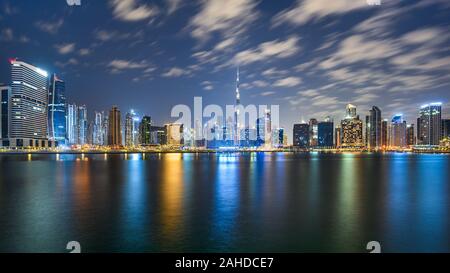 Notte skyline di Dubai, UAE con il Burj Khalifa Foto Stock