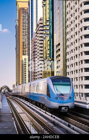 Treno della metropolitana tra i grattacieli di Sheikh Zayed Road a Dubai, Emirati arabi uniti