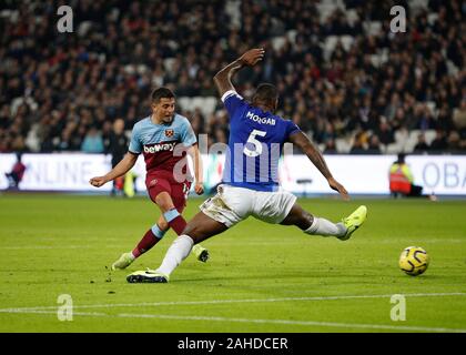 Lo stadio di Londra, Londra, Regno Unito. 28 dicembre, 2019. English Premier League Football, West Ham United contro il Leicester City; Pablo Fornals del West Ham United germogli passato Wes Morgan di Leicester City al cliente i suoi lati primo obiettivo in il quarantacinquesimo minuto per renderlo 1-1 - rigorosamente solo uso editoriale. Nessun uso non autorizzato di audio, video, dati, calendari, club/campionato loghi o 'live' servizi. Online in corrispondenza uso limitato a 120 immagini, nessun video emulazione. Nessun uso in scommesse, giochi o un singolo giocatore/club/league pubblicazioni Credito: Azione Sport Plus/Alamy Live News Foto Stock