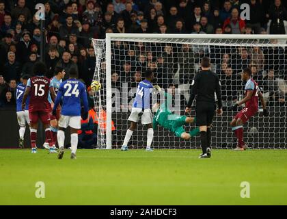 Lo stadio di Londra, Londra, Regno Unito. 28 dicembre, 2019. English Premier League Football, West Ham United contro il Leicester City; Kelechi Iheanacho di Leicester City capi la palla oltre il detentore Fabianski al cliente i suoi lati primo obiettivo nel trentanovesimo minuto per renderlo 0-1 - rigorosamente solo uso editoriale. Nessun uso non autorizzato di audio, video, dati, calendari, club/campionato loghi o 'live' servizi. Online in corrispondenza uso limitato a 120 immagini, nessun video emulazione. Nessun uso in scommesse, giochi o un singolo giocatore/club/league pubblicazioni Credito: Azione Sport Plus/Alamy Live News Foto Stock