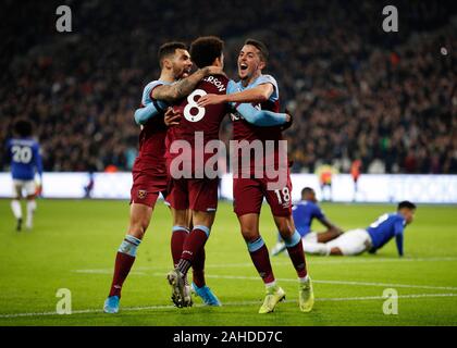 Lo stadio di Londra, Londra, Regno Unito. 28 dicembre, 2019. English Premier League Football, West Ham United contro il Leicester City; Pablo Fornals del West Ham United celebra con Felipe Anderson e Ryan Fredericks del West Ham United dopo aver segnato il suo lati primo obiettivo in il quarantacinquesimo minuto per renderlo 1-1 - rigorosamente solo uso editoriale. Nessun uso non autorizzato di audio, video, dati, calendari, club/campionato loghi o 'live' servizi. Online in corrispondenza uso limitato a 120 immagini, nessun video emulazione. Nessun uso in scommesse, giochi o un singolo giocatore/club/league pubblicazioni Credito: Azione Sport Plus/Alamy Live News Foto Stock