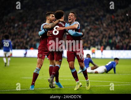 Lo stadio di Londra, Londra, Regno Unito. 28 dicembre, 2019. English Premier League Football, West Ham United contro il Leicester City; Pablo Fornals del West Ham United celebra con Felipe Anderson e Ryan Fredericks del West Ham United dopo aver segnato il suo lati primo obiettivo in il quarantacinquesimo minuto per renderlo 1-1 - rigorosamente solo uso editoriale. Nessun uso non autorizzato di audio, video, dati, calendari, club/campionato loghi o 'live' servizi. Online in corrispondenza uso limitato a 120 immagini, nessun video emulazione. Nessun uso in scommesse, giochi o un singolo giocatore/club/league pubblicazioni Credito: Azione Sport Plus/Alamy Live News Foto Stock