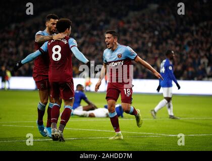 Lo stadio di Londra, Londra, Regno Unito. 28 dicembre, 2019. English Premier League Football, West Ham United contro il Leicester City; Pablo Fornals del West Ham United celebra con Felipe Anderson e Ryan Fredericks del West Ham United dopo aver segnato il suo lati primo obiettivo in il quarantacinquesimo minuto per renderlo 1-1 - rigorosamente solo uso editoriale. Nessun uso non autorizzato di audio, video, dati, calendari, club/campionato loghi o 'live' servizi. Online in corrispondenza uso limitato a 120 immagini, nessun video emulazione. Nessun uso in scommesse, giochi o un singolo giocatore/club/league pubblicazioni Credito: Azione Sport Plus/Alamy Live News Foto Stock