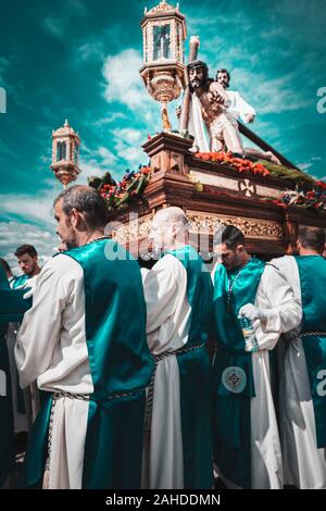 Merida, Spagna. Aprile 2019: un gruppo di portatori, chiamato Costaleros, portante un galleggiante religiosa Foto Stock