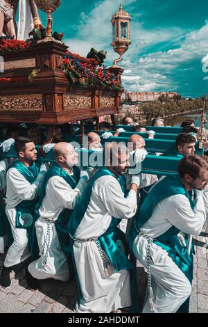 Merida, Spagna. Aprile 2019: un gruppo di portatori, chiamato Costaleros, portante un galleggiante religiosa Foto Stock