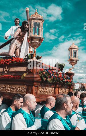 Merida, Spagna. Aprile 2019: un gruppo di portatori, chiamato Costaleros, portante un galleggiante religiosa Foto Stock