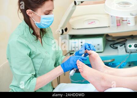 Piedi della donna che ricevono un pedicure. Estetista facendo pedicure. Primo piano. Foto Stock