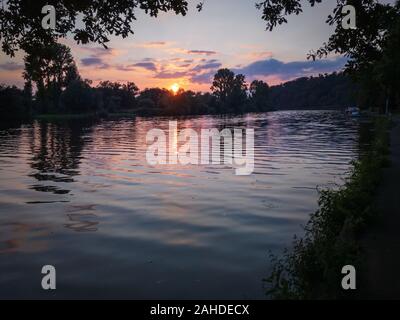 Vista dell'idillica valle del fiume Ruhr in Muelheim, la Germania in una serata estiva al tramonto Foto Stock