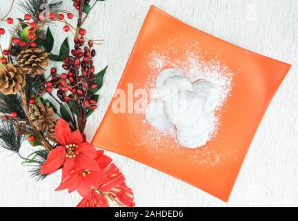 Tradizionale Greca dolci di Natale, i kourabiedes, sul legno tavolo bianco Foto Stock