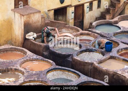 La Fes è una delle città imperiali. Famosa per le sue concerie. La vecchia conceria di Fez, ora un importante attrazione turistica il cuoio tintori in Fez Fes Foto Stock