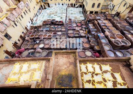 La Fes è una delle città imperiali. Famosa per le sue concerie. La vecchia conceria di Fez, ora un importante attrazione turistica il cuoio tintori in Fez Fes Foto Stock