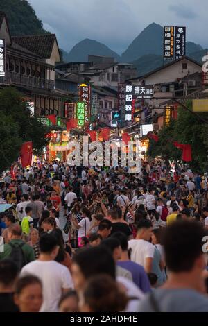 Via dello shopping di Yangshuo. Yangshuo è una popolare contea turistica ed è una città vicino a Guilin Guangxi. Le principali vie dello shopping di Yangshuo. Foto Stock