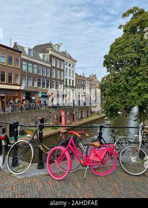 Utrecht, Paesi Bassi - Ottobre 5,2019: case tradizionali sul Oudegracht (vecchio canale) nel centro di Utrecht. Utrecht è un molto la città vecchia e il 18-23 ottobre 2004 - quarta Foto Stock