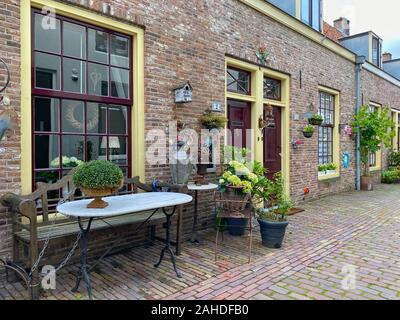 Utrecht, Paesi Bassi - Ottobre 5,2019: case tradizionali sul Oudegracht (vecchio canale) nel centro di Utrecht. Utrecht è un molto la città vecchia e il 18-23 ottobre 2004 - quarta Foto Stock