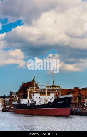 Museo delle navi portarinfuse Soldek nave ormeggiata al vecchio fiume Motlawa terrapieno in Gdansk, Polonia Foto Stock