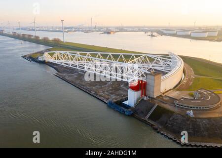 Vista aerea del Maeslandtkering - Rotterdam Zuyid-new Holland è un imponente tempesta barriera di sovratensioni. Il Maeslantkering è una tempesta di sovratensioni sulla barriera imag Foto Stock