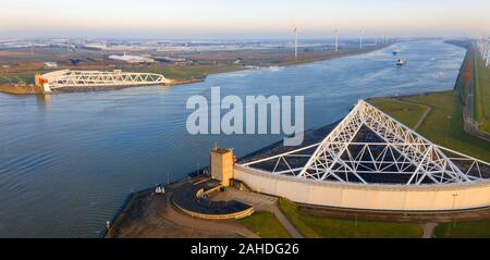 Vista aerea del Maeslandtkering - Rotterdam Zuyid-new Holland è un imponente tempesta barriera di sovratensioni. Il Maeslantkering è una tempesta di sovratensioni sulla barriera imag Foto Stock