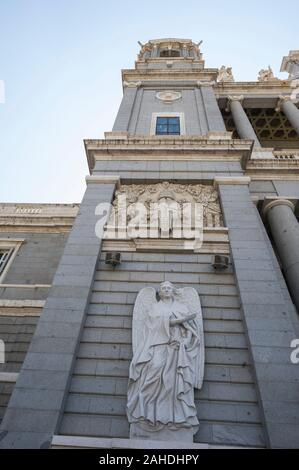 Statua di San Rafael angel figura all'ingresso della cattedrale di Almudena, Madrid, Spagna Foto Stock