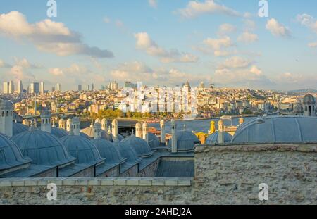 La vista dal XVI secolo Moschea Suleymaniye, la più grande moschea ottomana di Istanbul, in Turchia, guardando verso il Bosforo e Beyoglu. Foto Stock