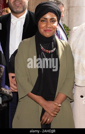 La Guildhall, Windsor, Berkshire, Regno Unito. Xxi Aprile, 2016. Lo chef TV e presentatore Nadiya Hussain attende di incontrare Sua Maestà la Regina. Nadiya fu chiesto da Buckingham Palace per cuocere una torta di compleanno per la Regina per celebrare la regina il novantesimo compleanno. Nadiya è stato il vincitore della sesta serie della BBC di Great British precotti. Credito: Maureen McLean/Alamy Foto Stock