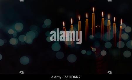 Il Menorah con candele accese nella celebrazione di Chanukah. Una candela simbolica di illuminazione per la festa ebraica di Hanukkah. L'ottava e ultima notte del Ristorante HANU Foto Stock
