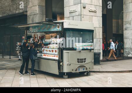 L'Italia, Milano, 30 maggio 2019 Italia - street food carrello Foto Stock