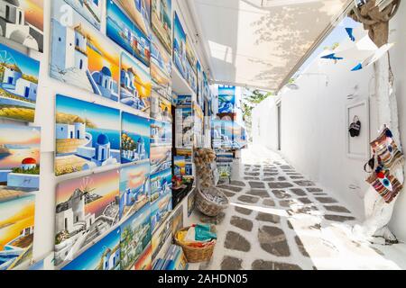Mykonos, Grecia - Maggio 2018: isola città vecchia strada con negozio di souvenir vendita di immagini, nessun popolo Foto Stock