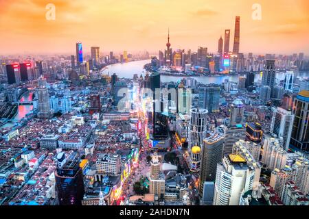 Shanghai skyline della città, vista dei grattacieli di Pudong, il Bund e Nanjing road. Shanghai, Cina. Foto Stock