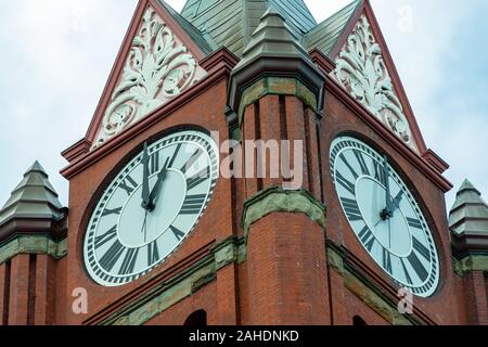 Port Townsend, Washington - 27 Aprile 2014: Orologio dettaglio sulla torre dell'orologio del Jefferson County Courthouse Foto Stock