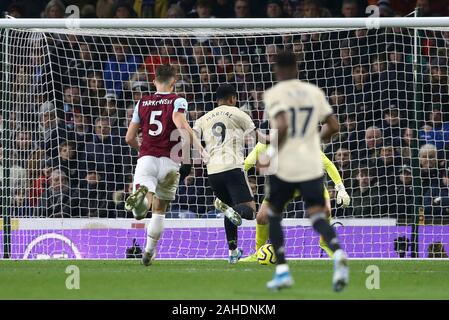 Burnley, Regno Unito. 28 dicembre, 2019. Anthony Martial del Manchester United (9) spara i punteggi e le sue squadre obiettivo 1a. Premier League, Burnley v Manchester Utd a Turf Moor a Burnley, Lancashire sabato 28 dicembre 2019. Questa immagine può essere utilizzata solo per scopi editoriali. Solo uso editoriale, è richiesta una licenza per uso commerciale. Nessun uso in scommesse, giochi o un singolo giocatore/club/league pubblicazioni. pic da Chris Stading/Andrew Orchard fotografia sportiva/Alamy Live news Credito: Andrew Orchard fotografia sportiva/Alamy Live News Foto Stock