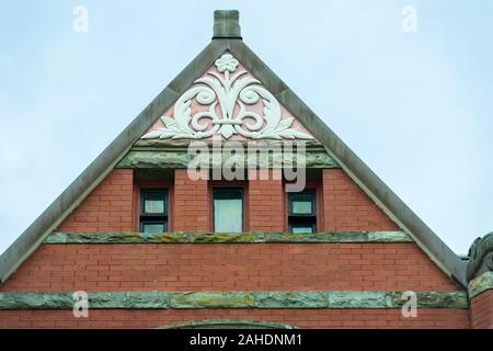 Port Townsend, Washington - 27 Aprile 2014: un frontone sul tetto del Jefferson County Courthouse Foto Stock