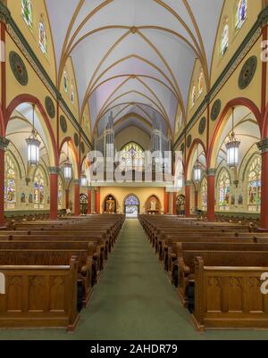 Interno della storica Cattedrale della Sacra Famiglia nel centro di Tulsa, Oklahoma Foto Stock