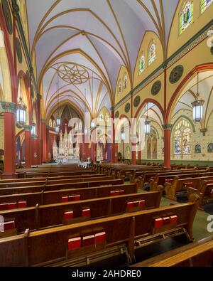 Interno della storica Cattedrale della Sacra Famiglia nel centro di Tulsa, Oklahoma Foto Stock