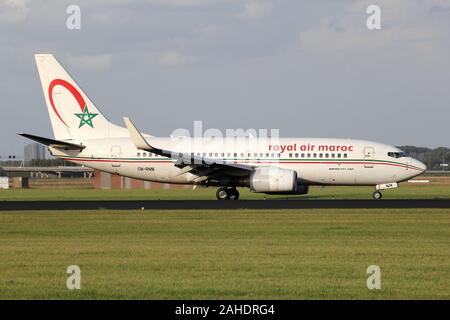 Royal Air Maroc Boeing 737-700 con registrazione CN-RNM appena atterrato sulla pista 18R (Polderbaan) dell'aeroporto di Amsterdam Schiphol. Foto Stock