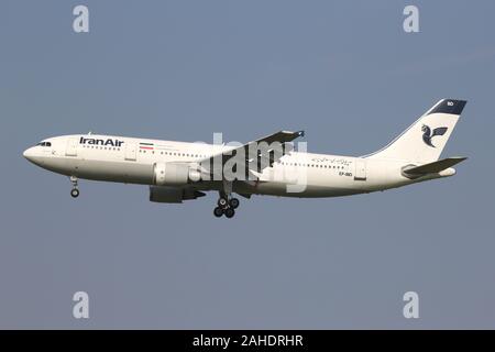 L'Iran Air Airbus A300-600 con registrazione EP-IBD in corto finale per la pista 18C dell'aeroporto di Amsterdam Schiphol. Foto Stock