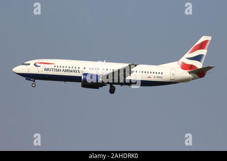 British Airways Boeing 737-400 con registrazione G-DOCO su corto finale per la pista 18C dell'aeroporto di Amsterdam Schiphol. Foto Stock