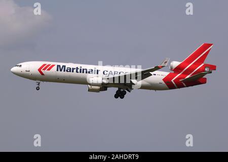 Dutch Martinair Cargo McDonnell Douglas MD-11F con registrazione PH-MCY su corto finale per la pista 18C dell'aeroporto di Amsterdam Schiphol. Foto Stock