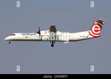 Il polacco Eurolot Bombardier Dash 8 Q400 con registrazione SP-EQA in corto finale per la pista 18C dell'aeroporto di Amsterdam Schiphol. Foto Stock