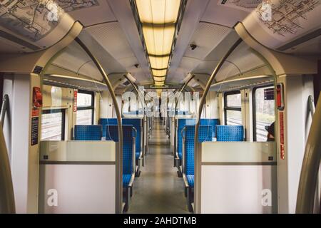 All'interno del vagone treno Germania, Dusseldorf. Treno vuoto interiore. vista interna del corridoio all'interno di treni passeggeri con tessuto blu sedi di tedesco Foto Stock
