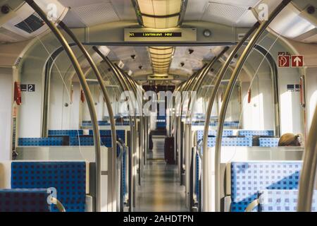 All'interno del vagone treno Germania, Dusseldorf. Treno vuoto interiore. vista interna del corridoio all'interno di treni passeggeri con tessuto blu sedi di tedesco Foto Stock