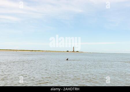 L'iconico faro, ora sul Registro Nazionale dei Luoghi Storici, sorge sopra il mare su Morris island vicino a Charleston, Carolina del Sud. Foto Stock